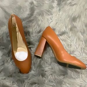 NWOB Tan chunk heel
